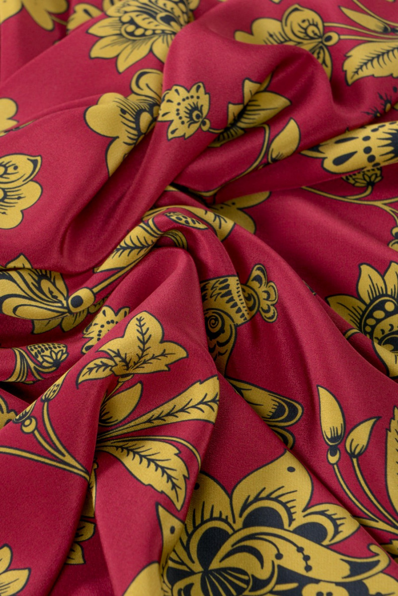 Seidenkrepp mit Blumen signiert