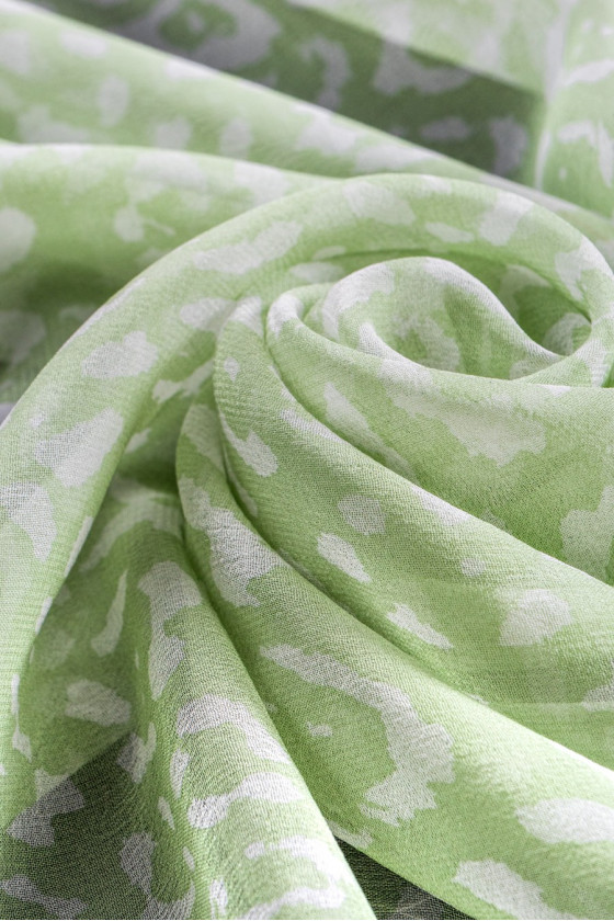 Stampa leopardata verde e bianca in georgette di seta