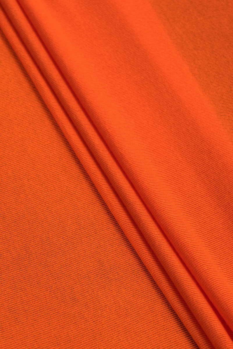 Orange tröja stickad