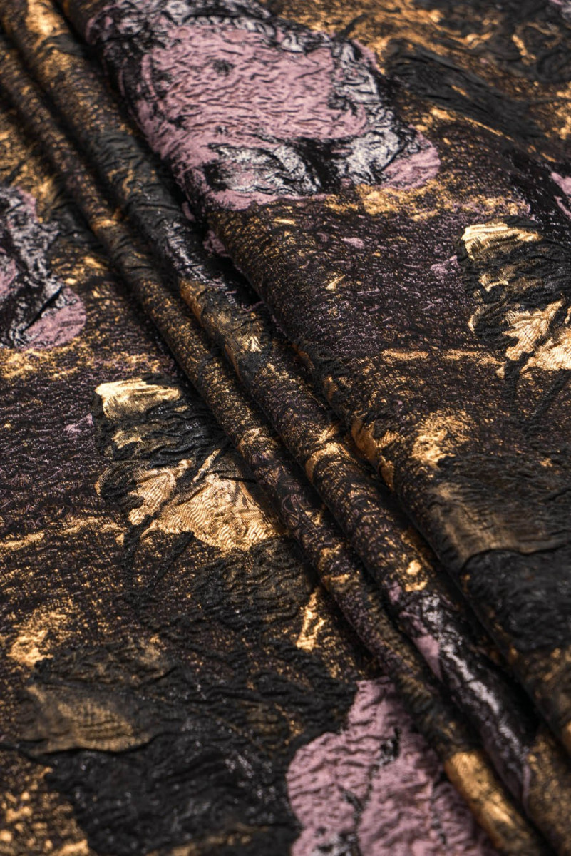 Žakarda ar zīdu ar rozēm