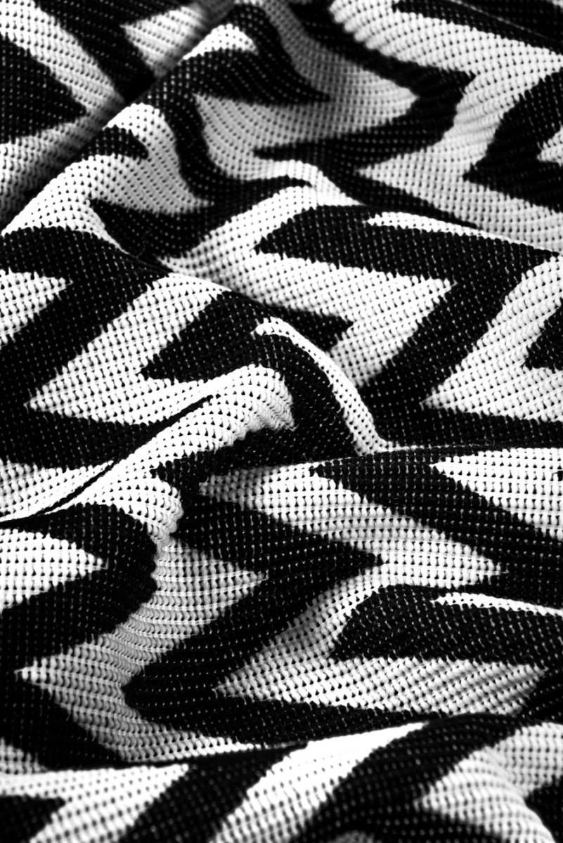 Tissu en laine avec zigzags blancs et noirs