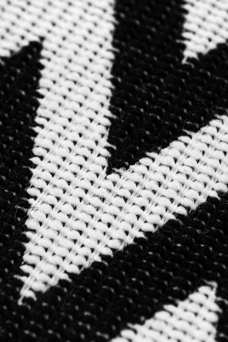 Tissu en laine avec zigzags blancs et noirs