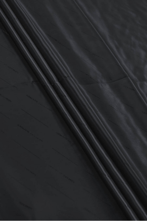 Signature lining: two-tone...