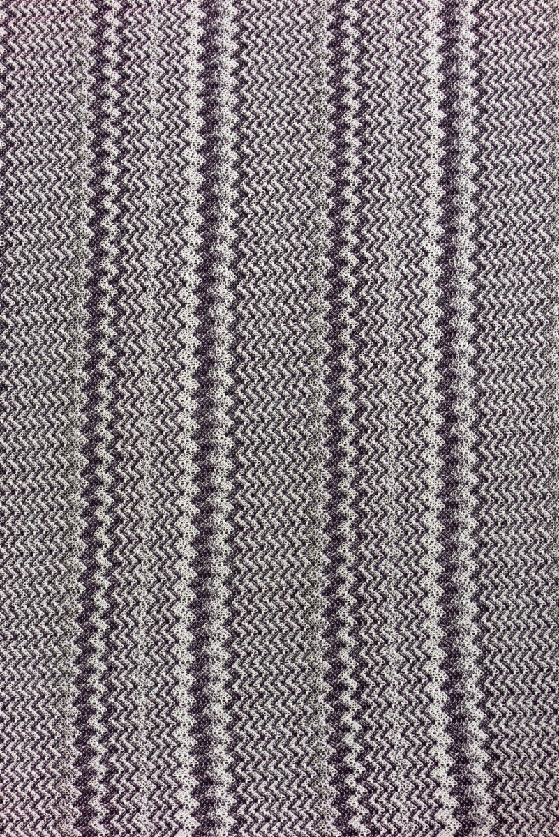Tissu tricoté blanc et bleu marine motif zigzag