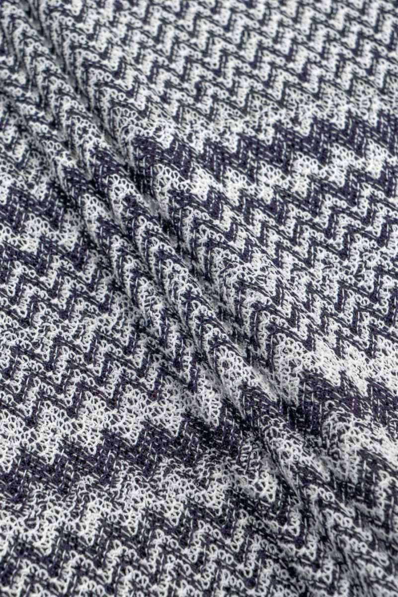 Džemperis trikotāžas audums balts un tumši zils zigzaga raksts