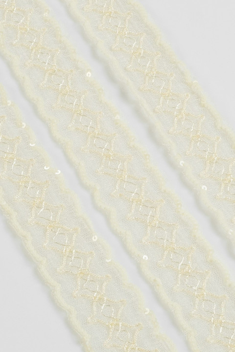 Cinta de encaje con lentejuelas en color crudo