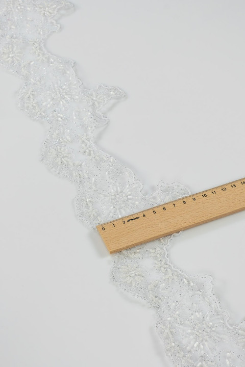 Nastro in pizzo con perline bianco
