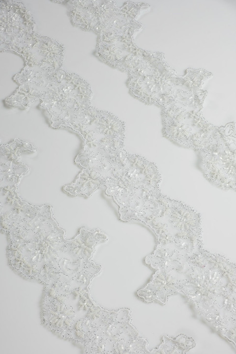 Nastro in pizzo con perline bianco