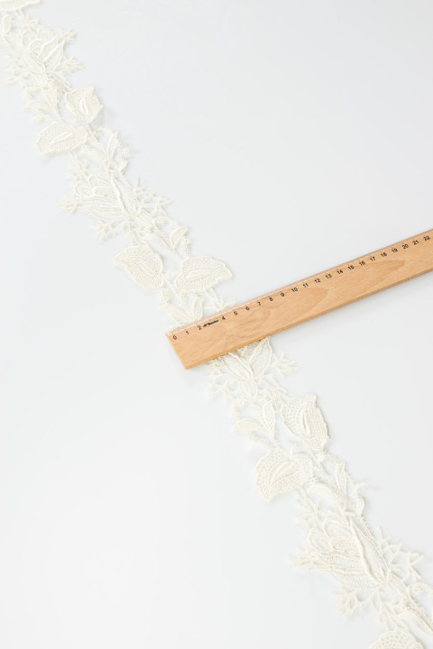 Guiur tape in ecru flowers