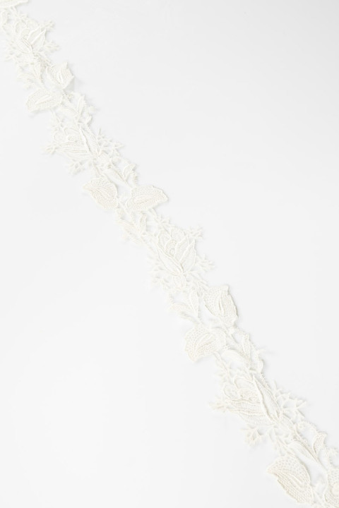 Guiur tape in ecru flowers