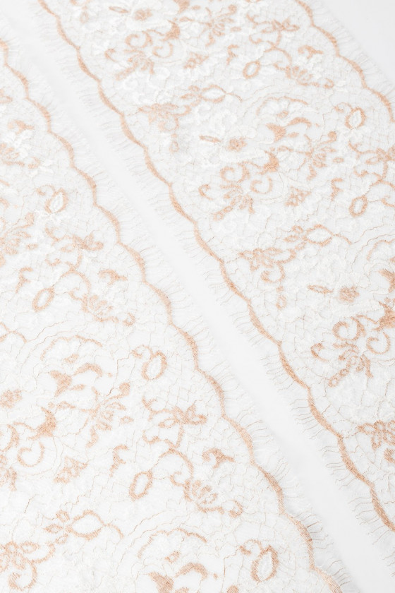 Weißes und kupferfarbenes...