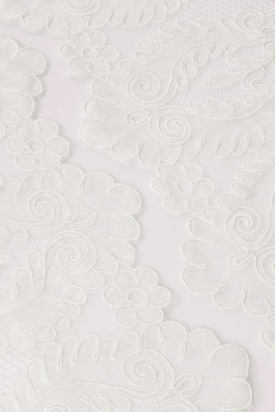 Large bande de dentelle écrue