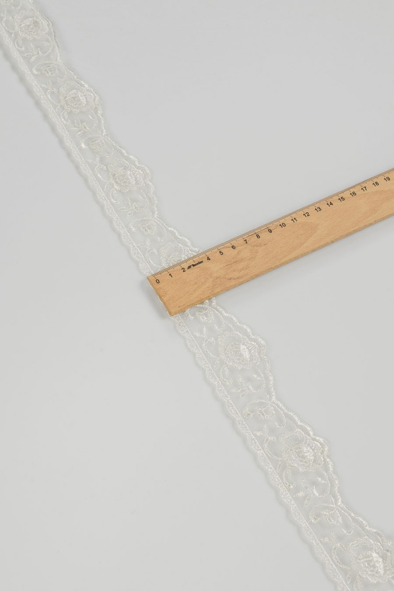 Mežģīņu lente rozēs écru KUPONS 70cm