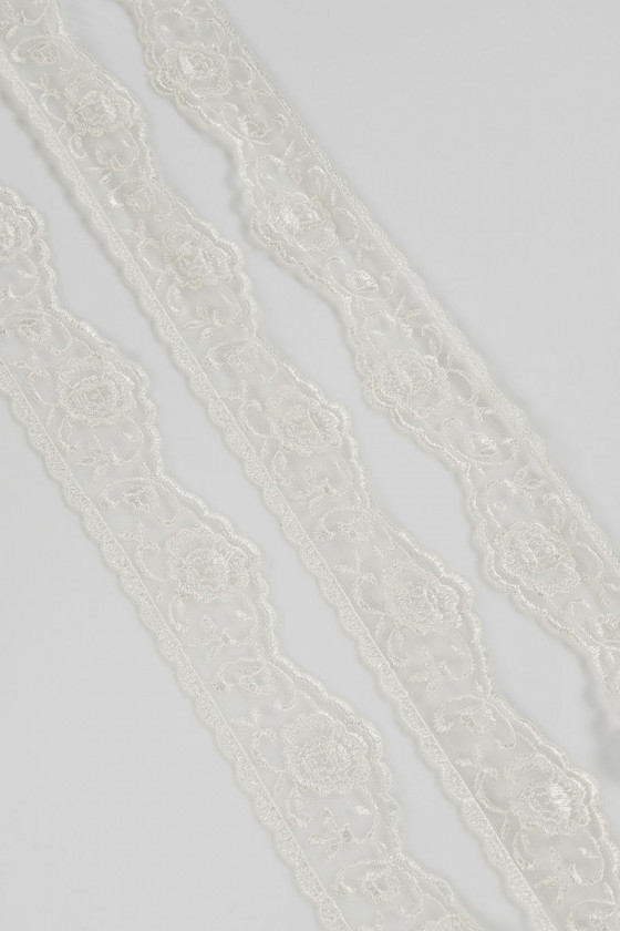 Lace tape in roses écru...