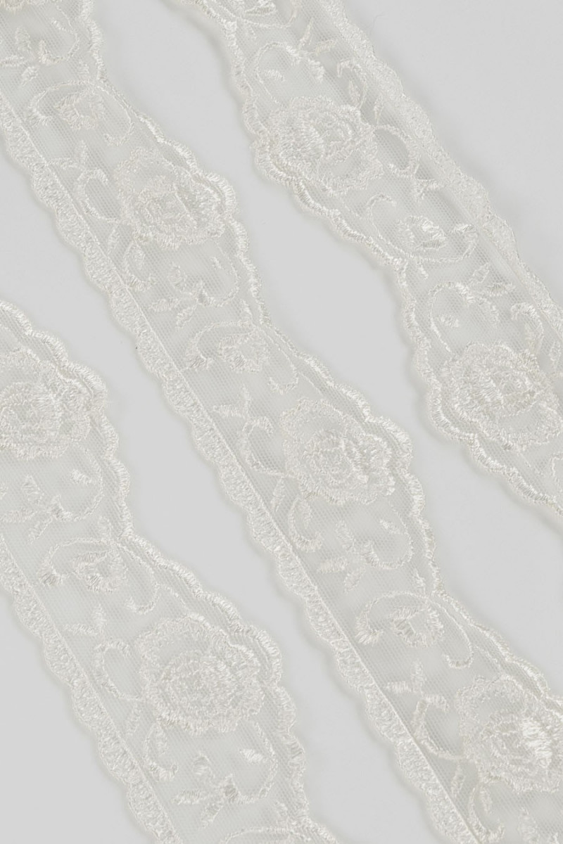 Lace tape in roses écru COUPONS