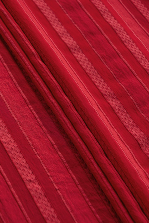 Organza de rayas rojas