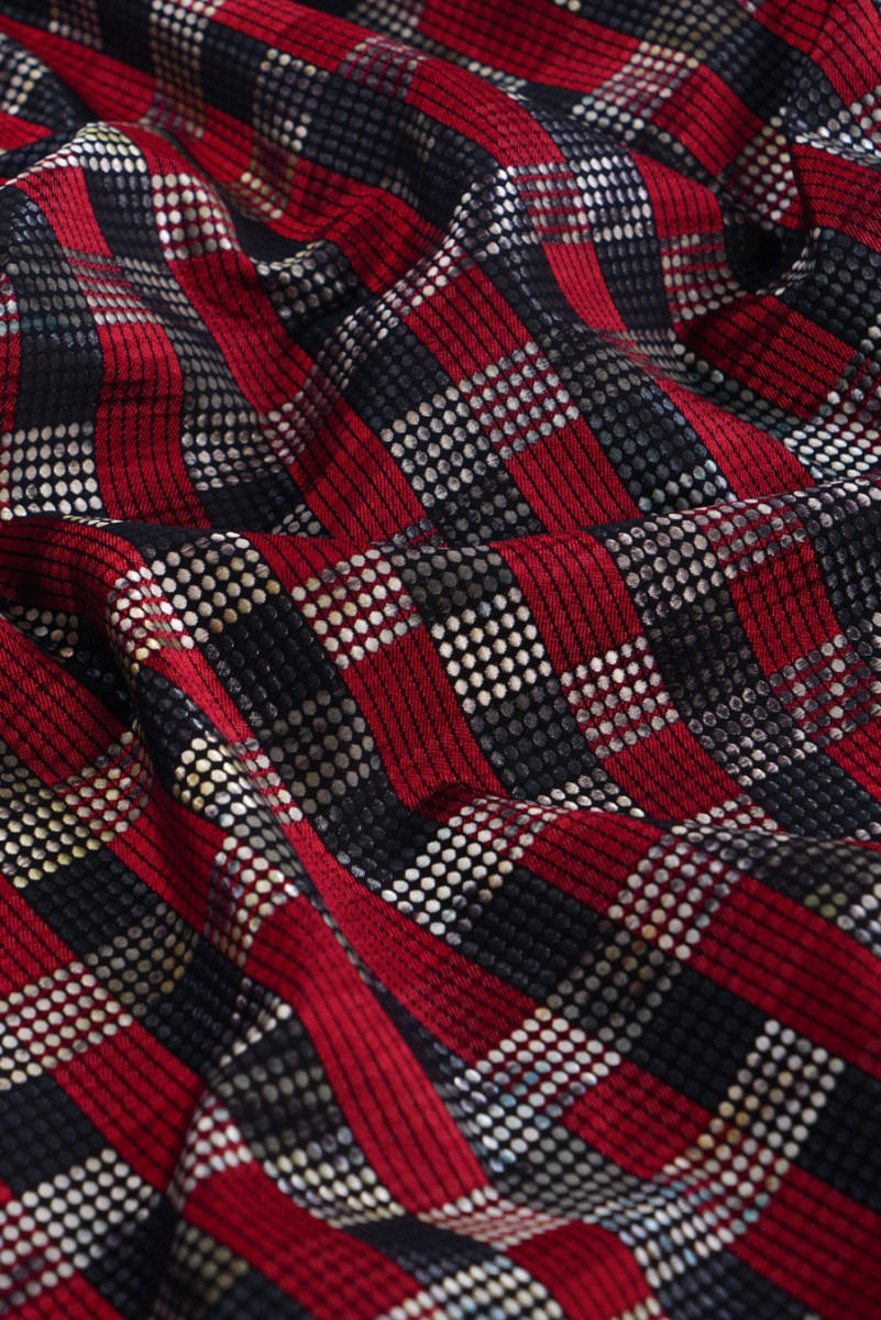 Ruuduline jacquard must ja punane