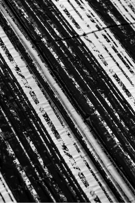 Jacquard a righe irregolari bianche e nere
