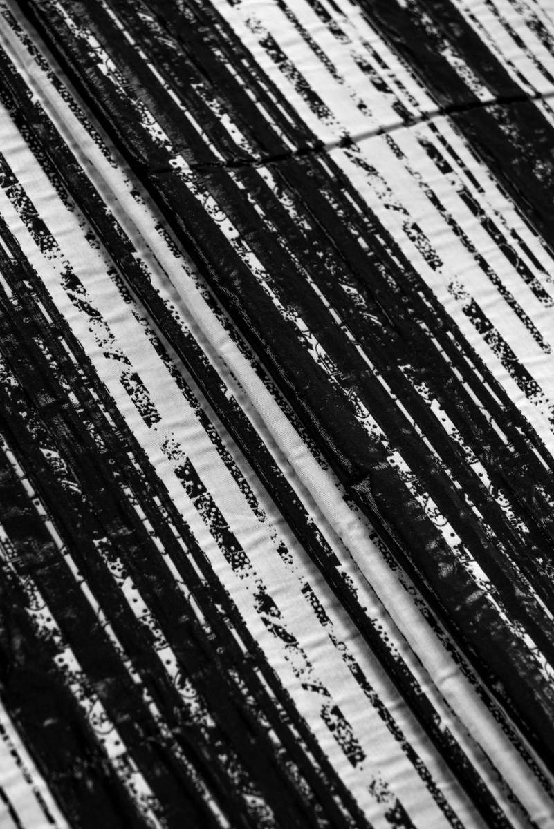 Жаккард з чорно-білими смугами неправильної форми