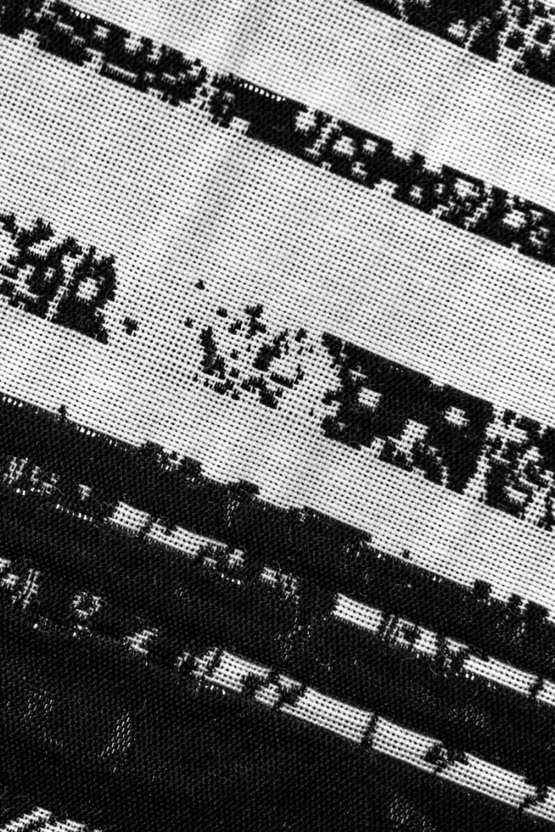 Jacquard in white and black irregular stripes