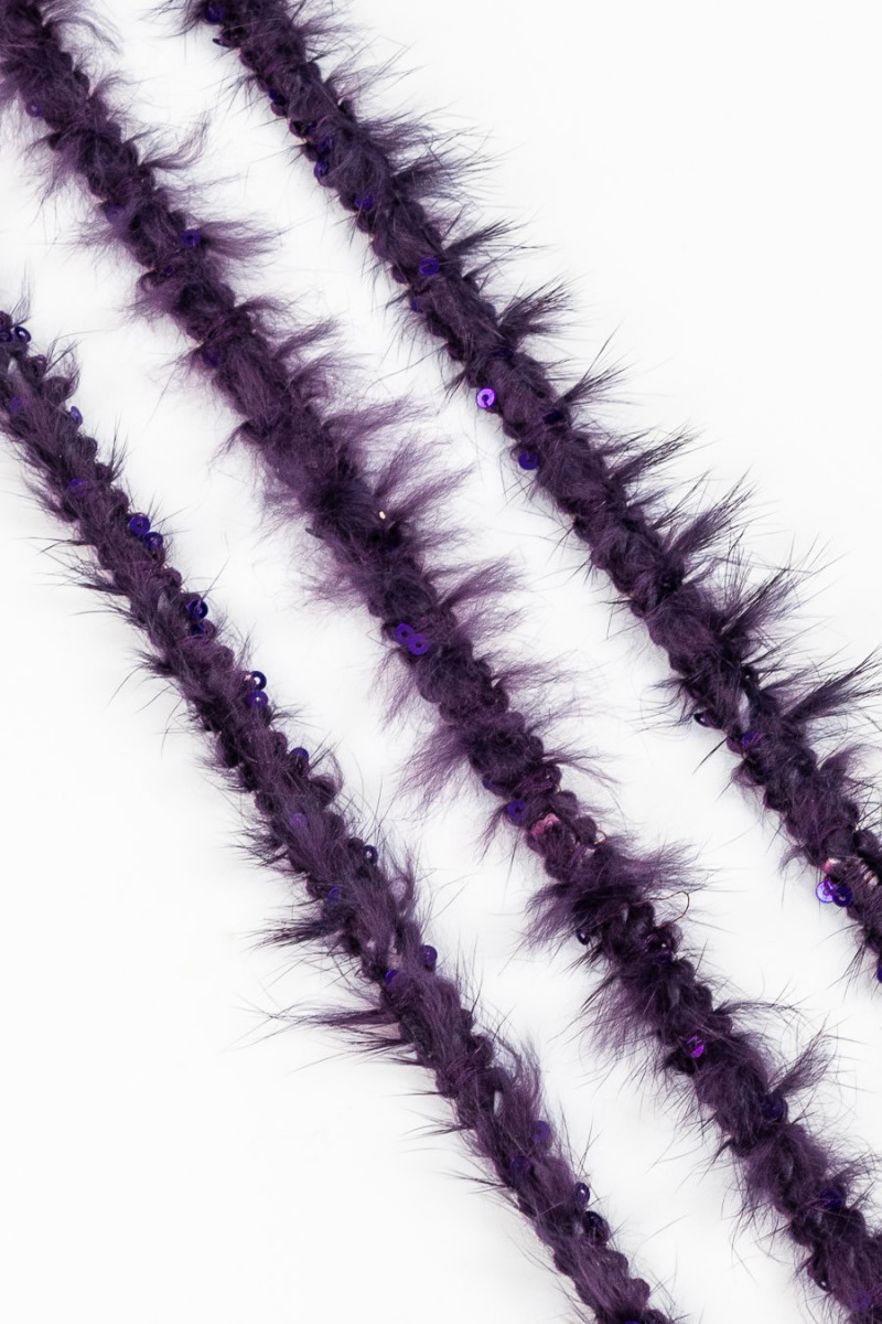 Lente ar trušu kažokādu un fliteriem violeta