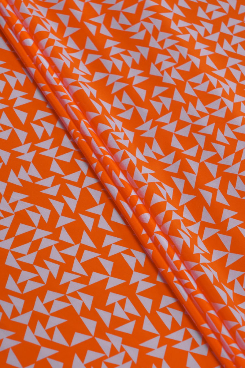 Crep de mătase portocalie cu triunghiuri