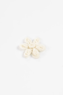 Fleur écrue en laine - application
