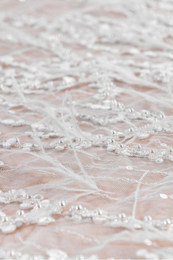 Dentelle avec perles et plumes COUPON 90 cm