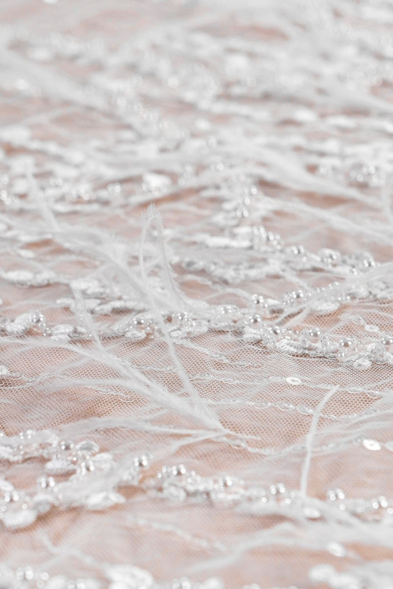Dentelle avec perles et plumes COUPON 90 cm
