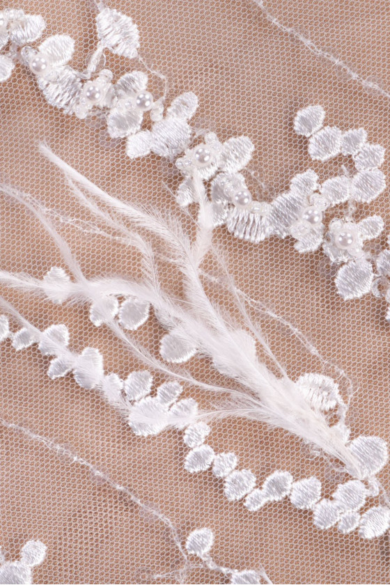 Encaje con perlas y plumas COUPON 90 cm