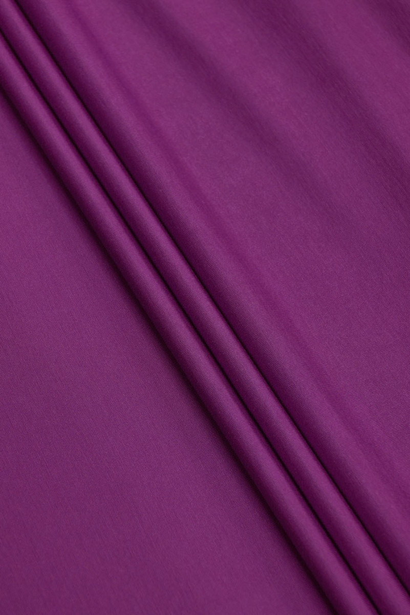 Tissu tricoté en viscose violet évêque