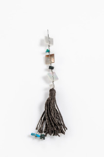 Pendentif avec pompon et pierres