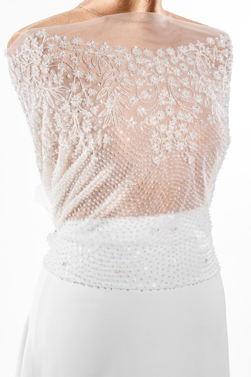 Appliqué de mariage - un corset densément décoré de fleurs