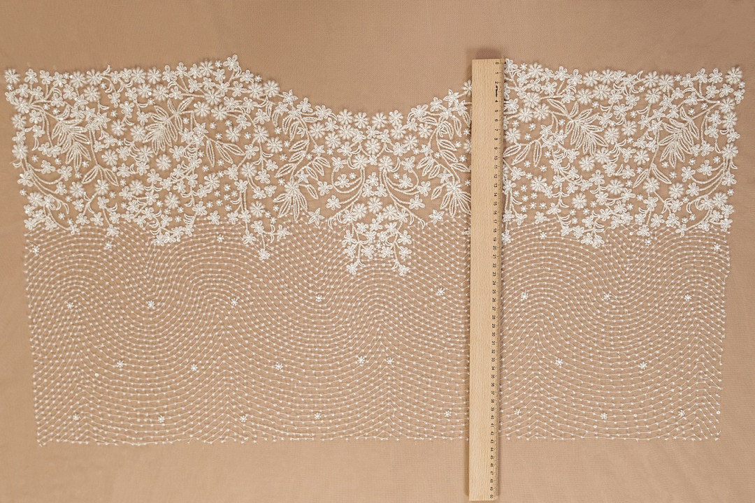 Hochzeitsapplikation - Korsett dicht mit Blumen verziert