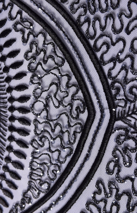 Schwarze Spitze mit Pailletten und Perlen