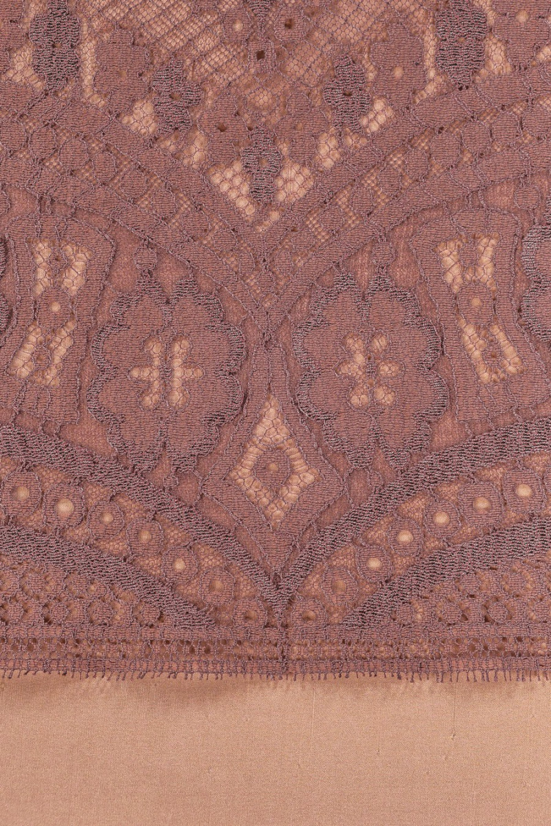 Šauras mežģīnes gaiši bordo