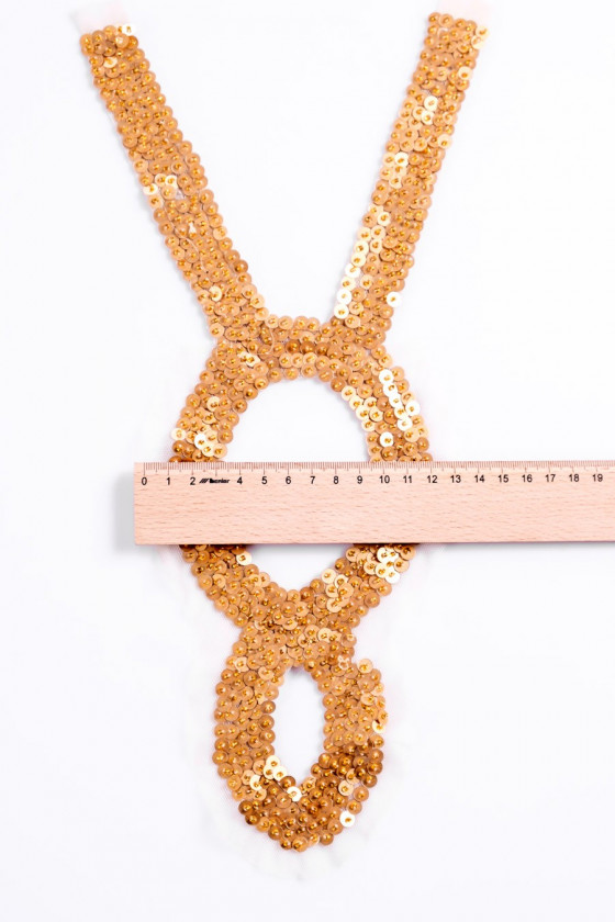 Sequins kakla izgriezuma uzklāšana