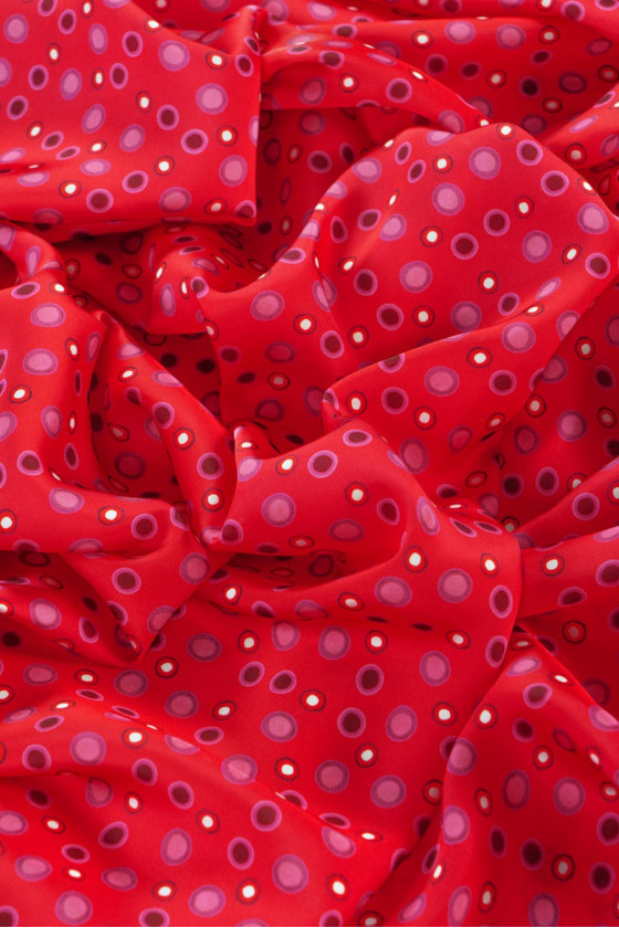 Polyester satijn - frambozen met stippen KUPON 130 cm