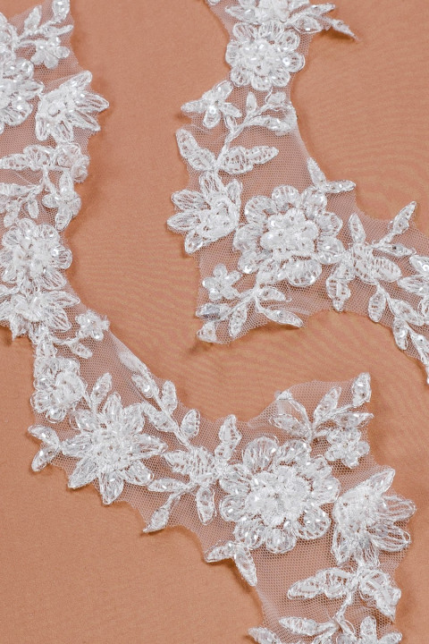 Ruban de dentelle avec perles et fil d’argent