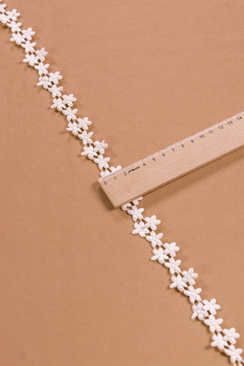 Guiur tape - small ecru flowers