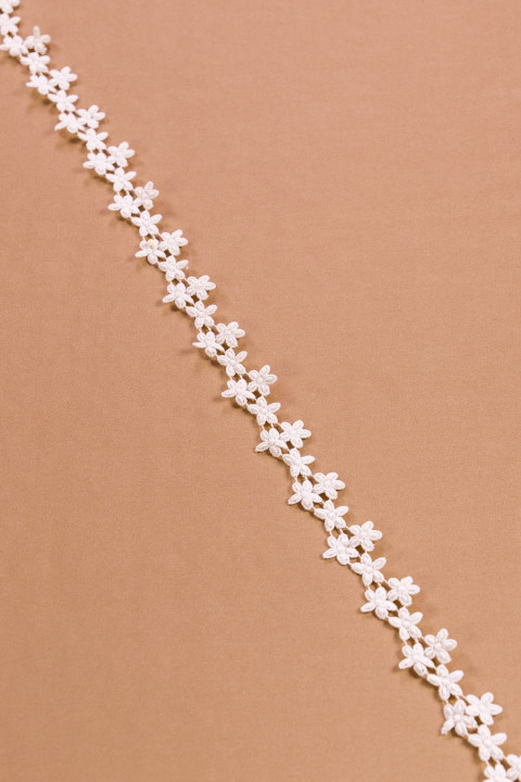 Guiur tape - small ecru flowers