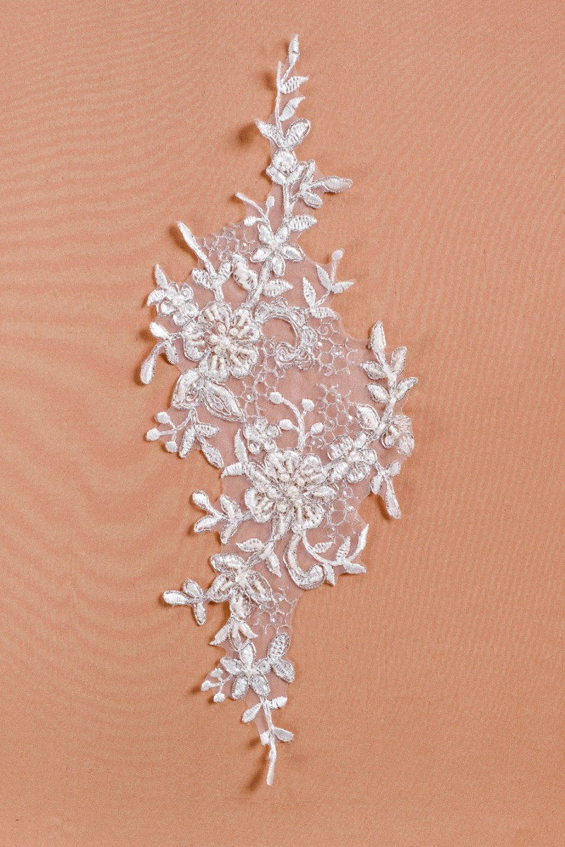 Vestuvių aplikacija su perlais ir sidabro siūlais