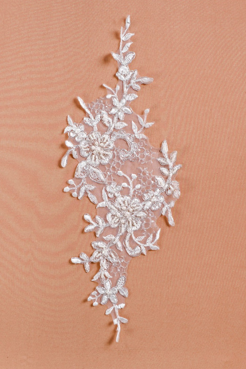 Appliqué nuziale con perle e filo d'argento