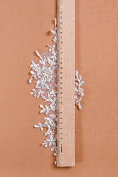 Appliqué nuziale con perle e filo d'argento