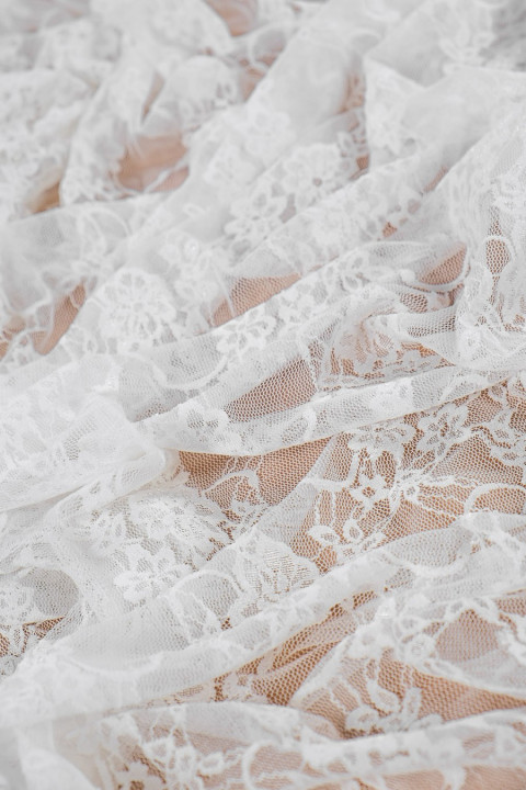 Elastic lace with guipiure