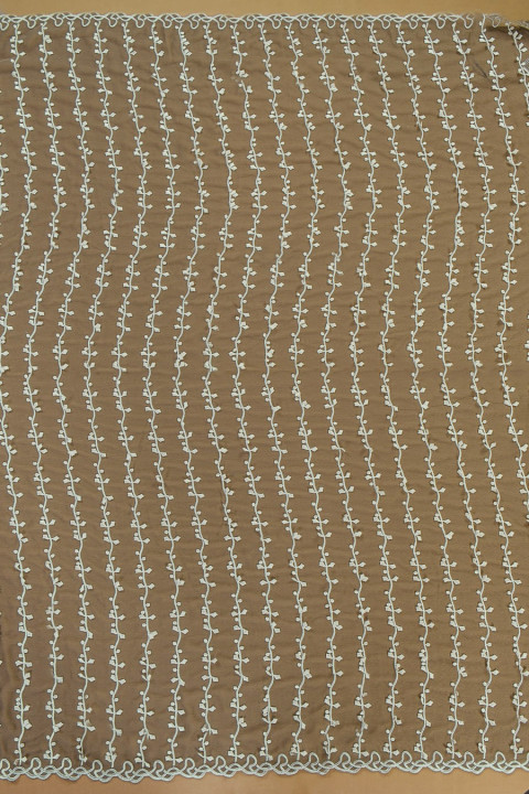 Mousseline avec broderie guipure