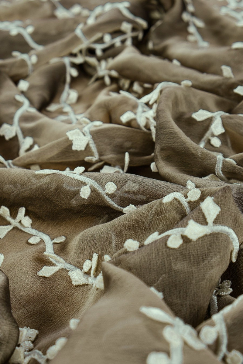 Mousseline avec broderie guipure COUPON 190 cm