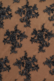Dentelle noire et argentée avec pierres