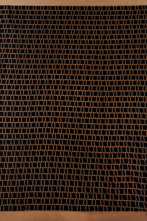 Guipure noire avec un cube