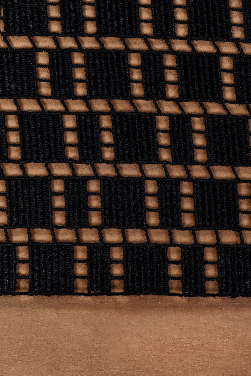 Guipure noire avec un cube